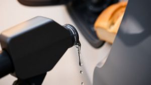 Prețuri la pompă și pâine în criză politică.